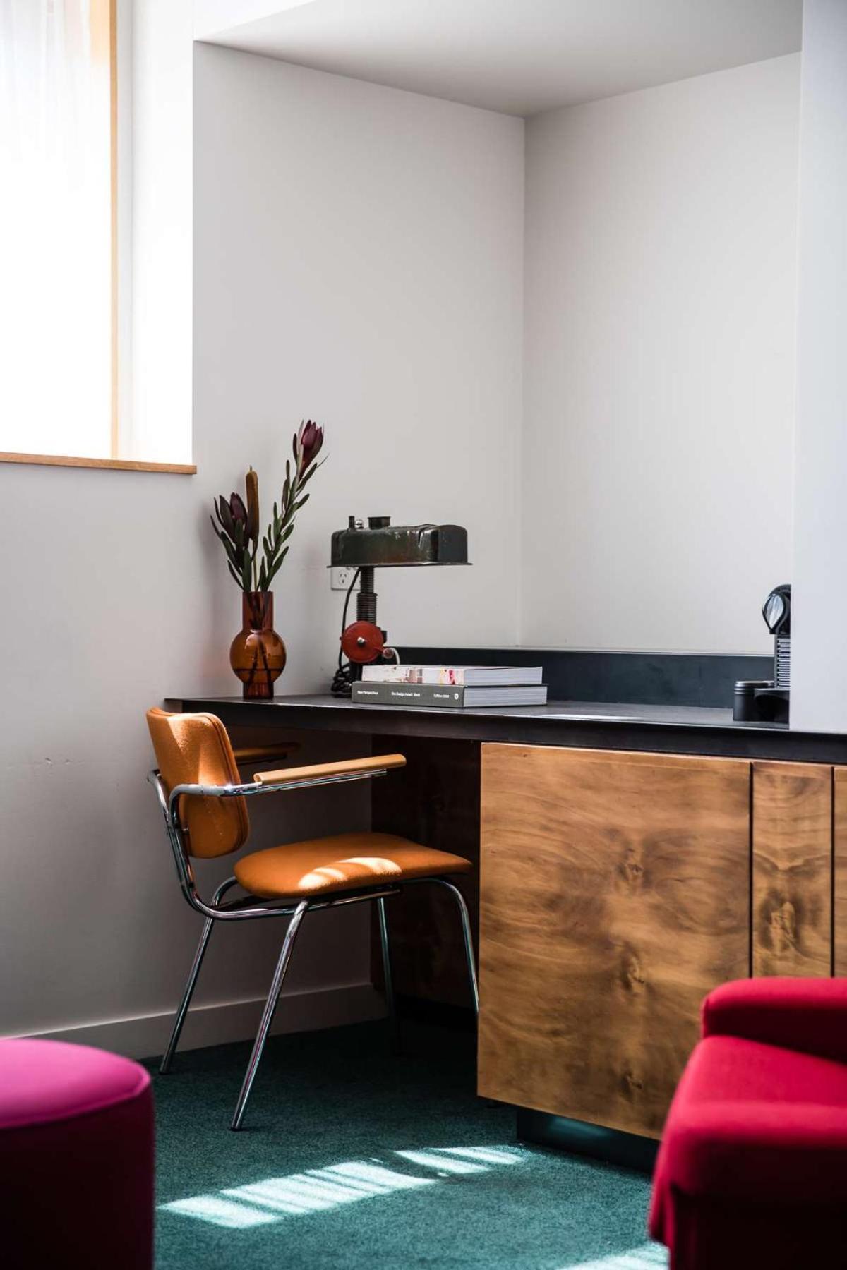 The Old Clare By Ode Hotels Sydney Exterior foto A desk with a built-in lamp